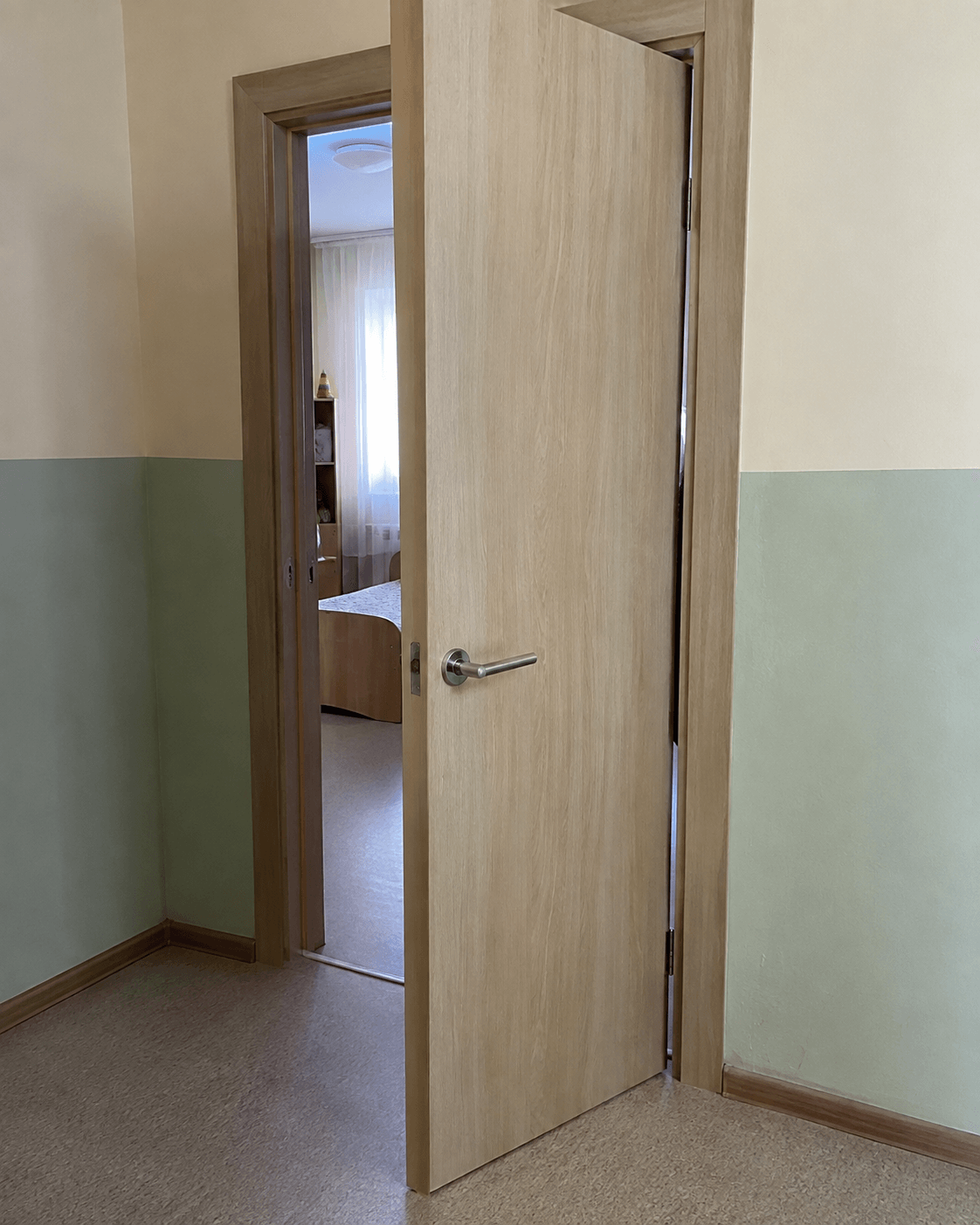 Новые двери в коридоре детского дома