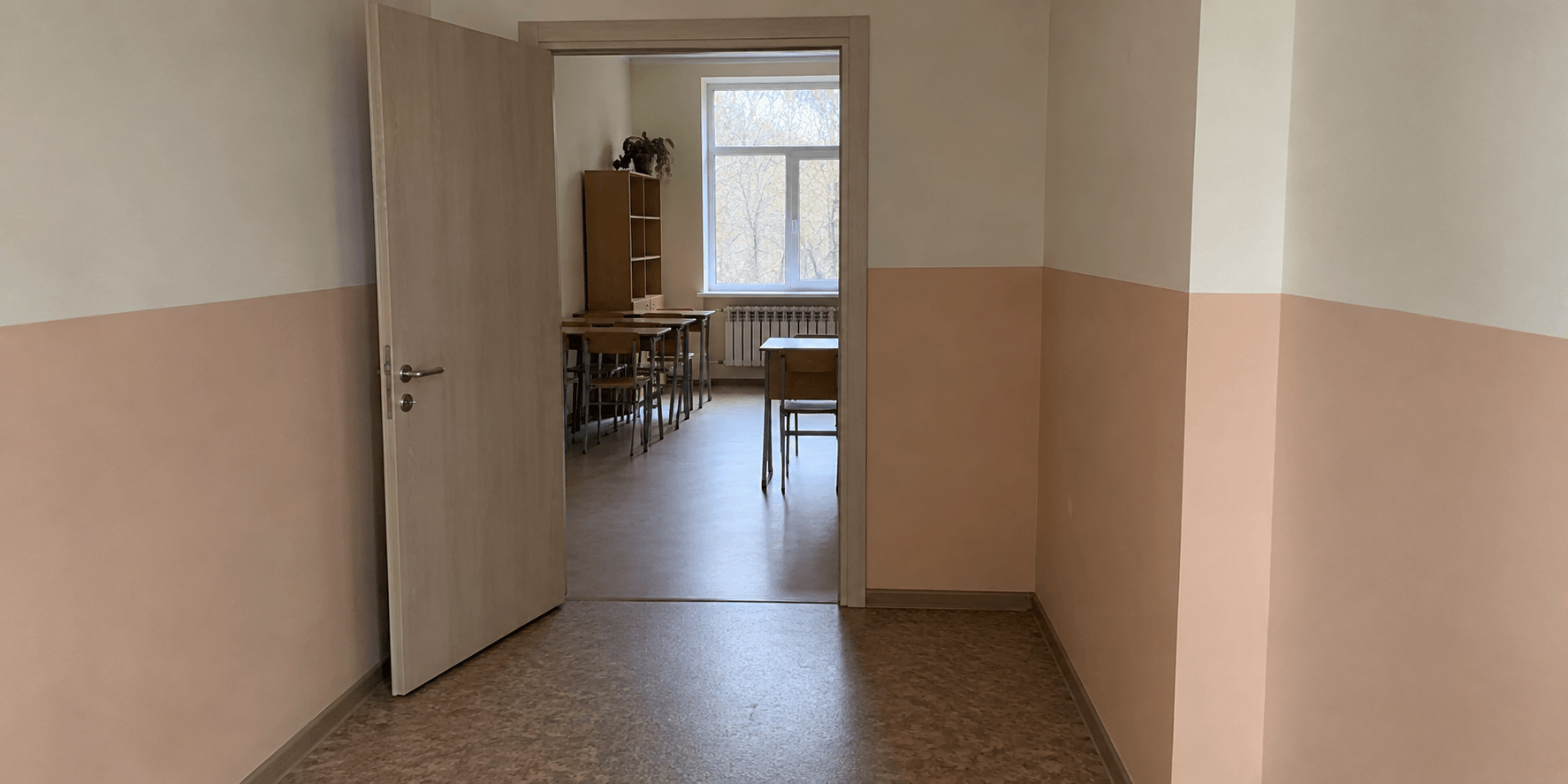 Открытая дверь в комнату
