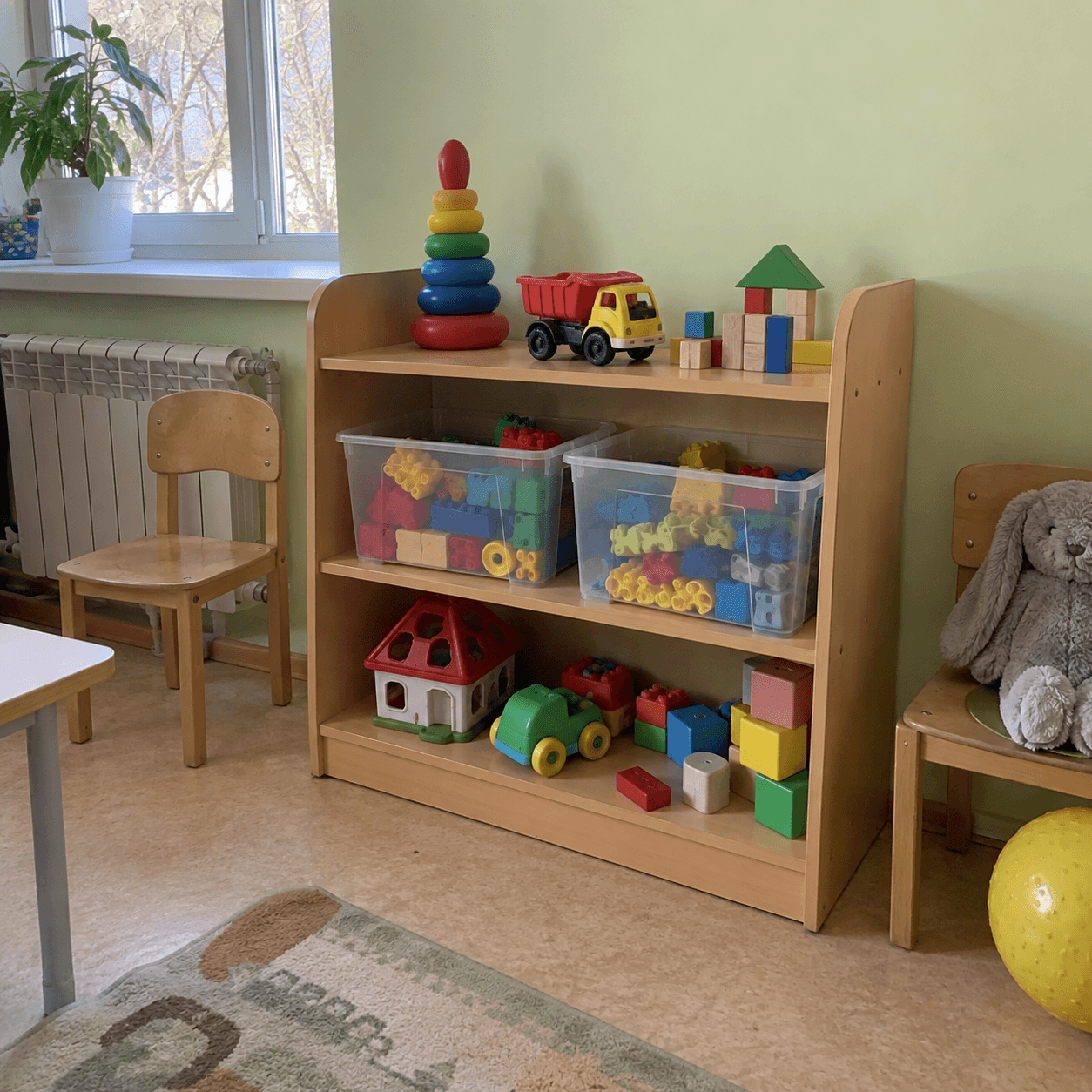 Полки с игрушками